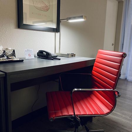 ホテル Ramada By Wyndham Hartford North - Bradley Airport ウィンザー・ロックス エクステリア 写真