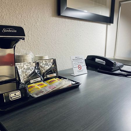 ホテル Ramada By Wyndham Hartford North - Bradley Airport ウィンザー・ロックス エクステリア 写真
