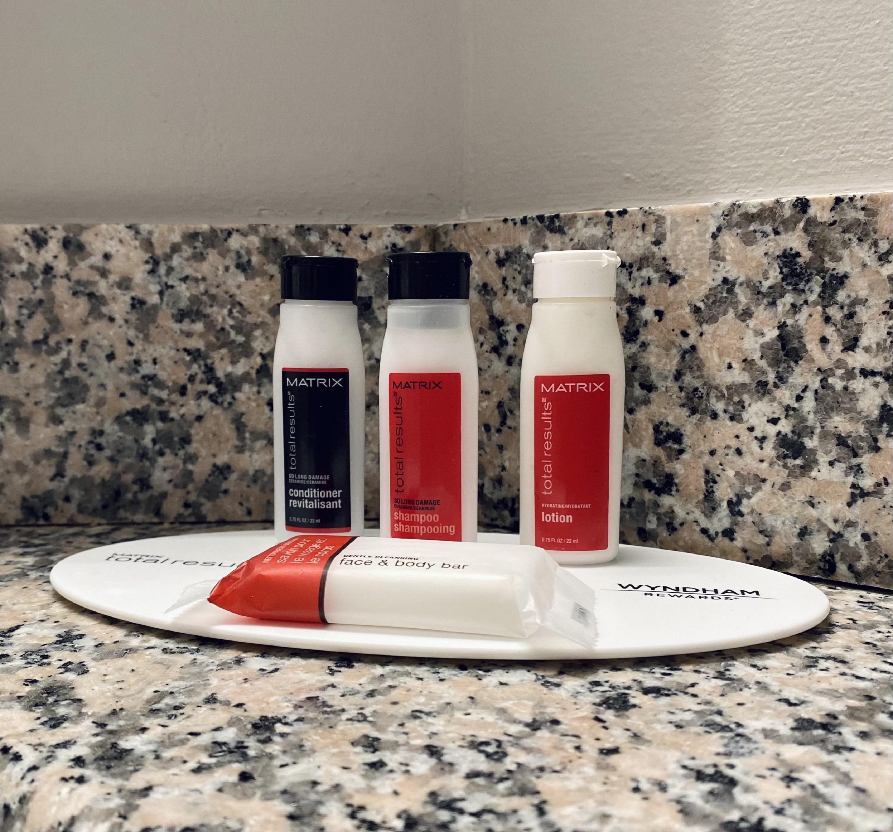 ホテル Ramada By Wyndham Hartford North - Bradley Airport ウィンザー・ロックス エクステリア 写真