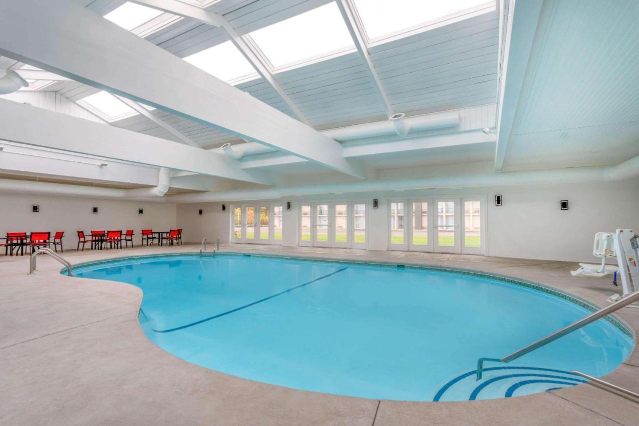 ホテル Ramada By Wyndham Hartford North - Bradley Airport ウィンザー・ロックス エクステリア 写真