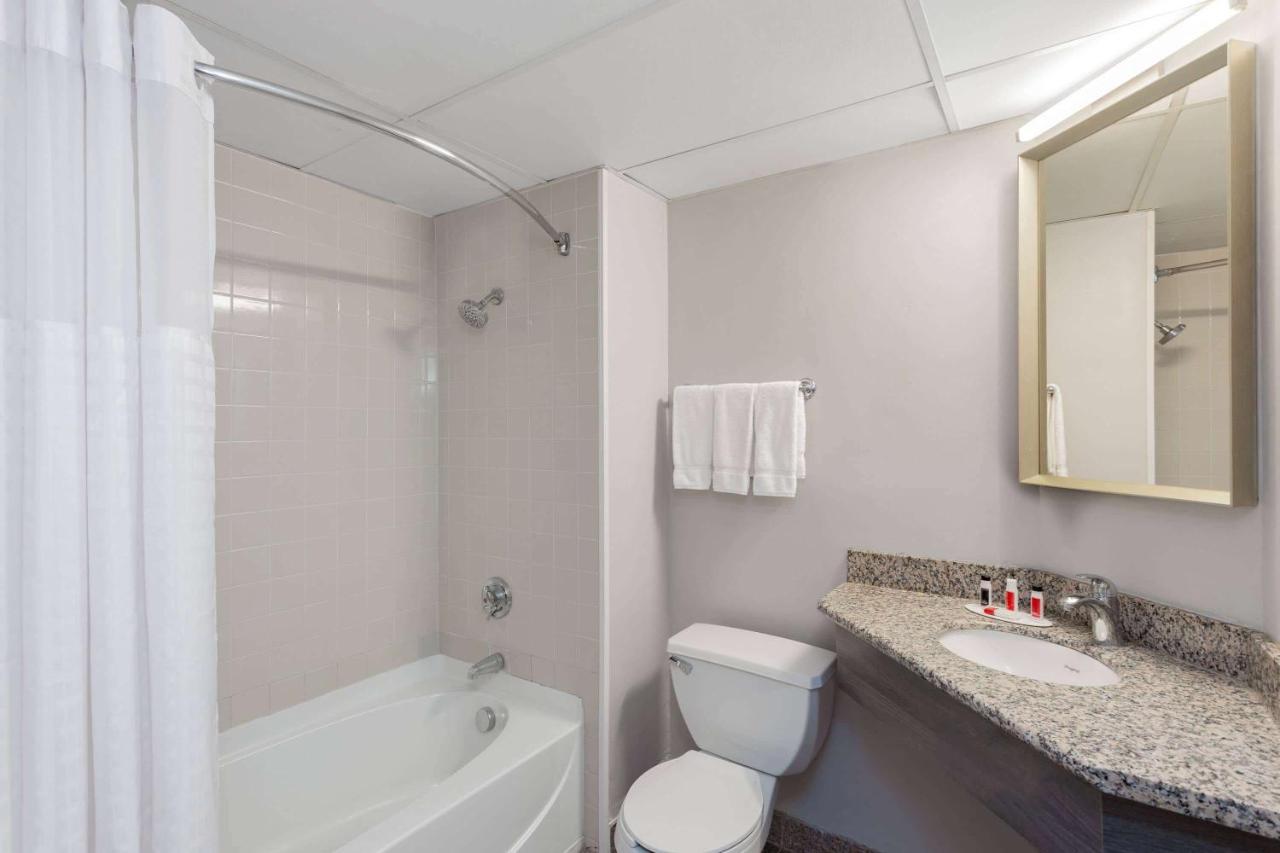 ホテル Ramada By Wyndham Hartford North - Bradley Airport ウィンザー・ロックス エクステリア 写真