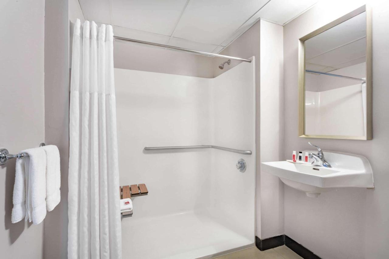 ホテル Ramada By Wyndham Hartford North - Bradley Airport ウィンザー・ロックス エクステリア 写真