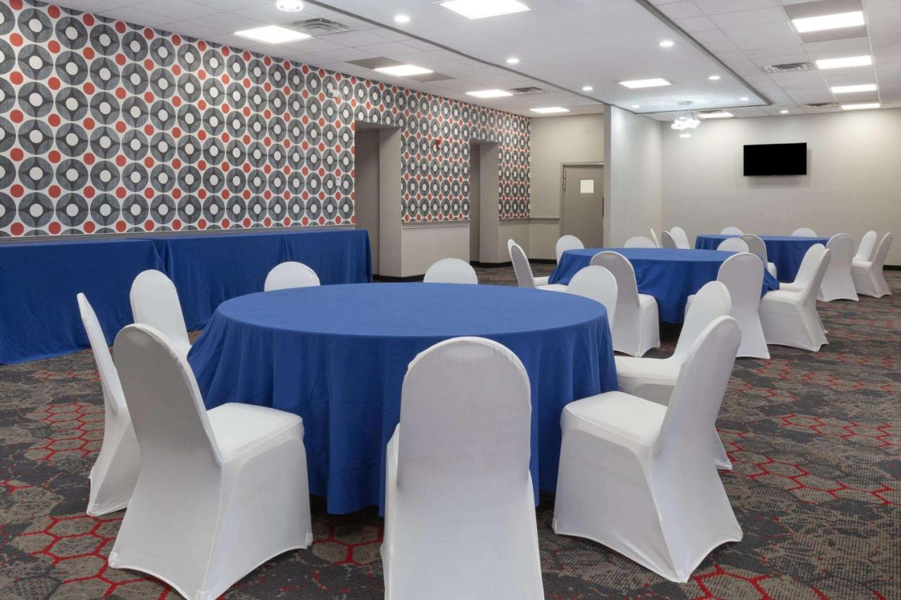 ホテル Ramada By Wyndham Hartford North - Bradley Airport ウィンザー・ロックス エクステリア 写真
